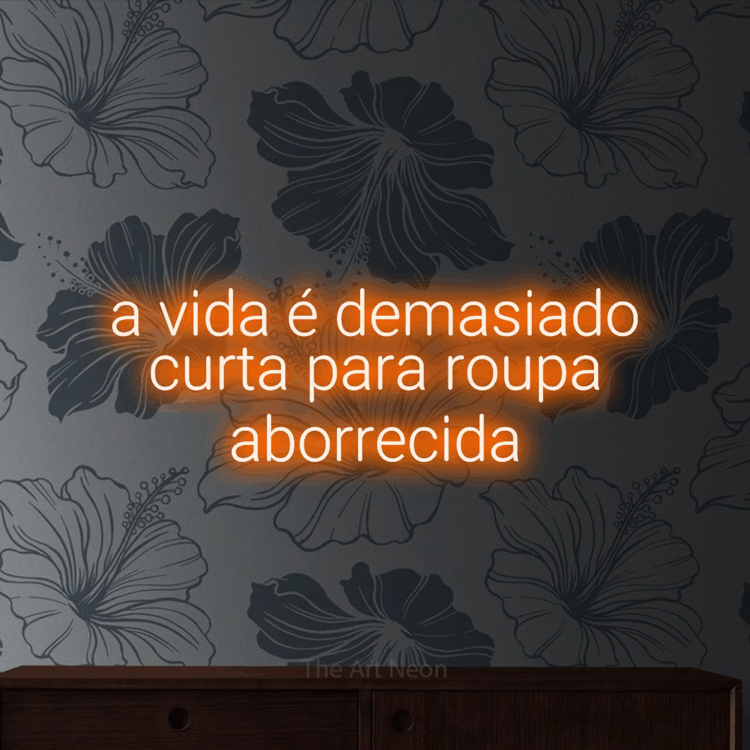 LED neon sign reading “a vida é demasiado curta para roupa aborrecida”, arranged in 3 lines.