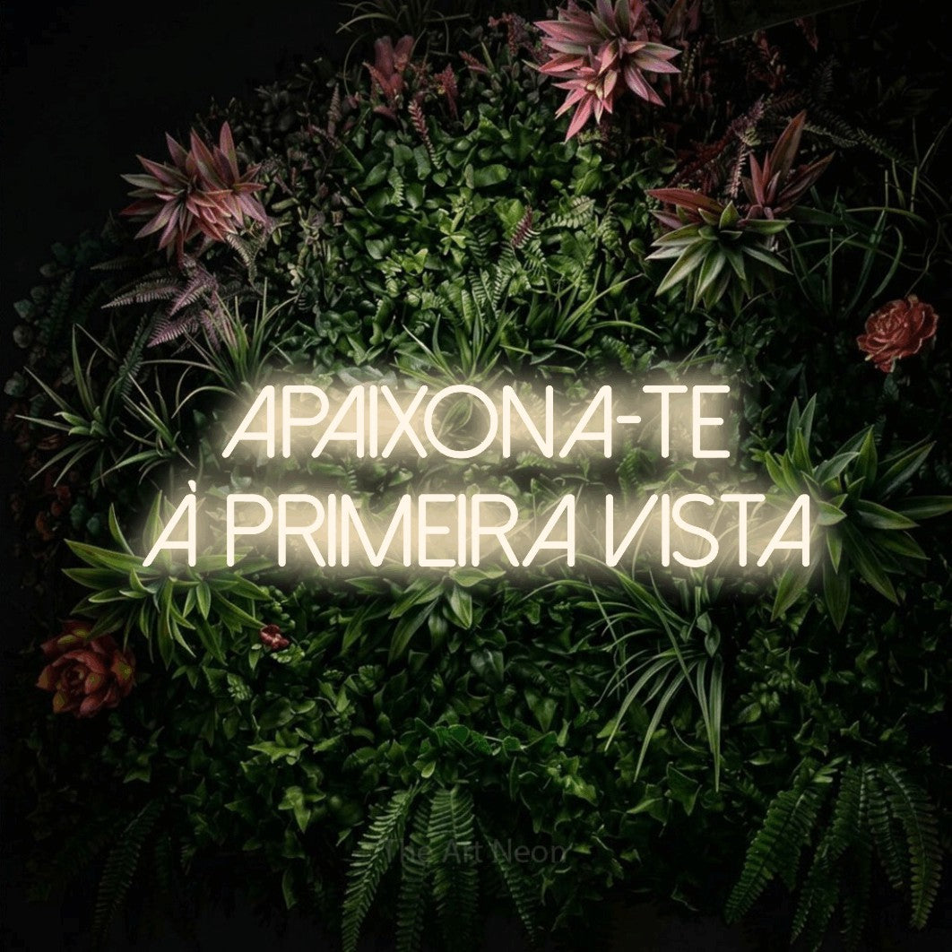 LED neon sign reading “APAIXONA-TE à primeira vista”, arranged in 2 lines.