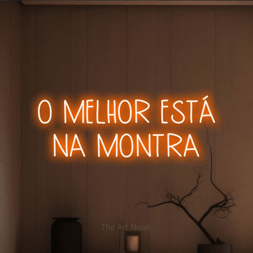 LED neon sign reading “O MELHOR ESTÁ NA MONTRA”, arranged in 2 lines.