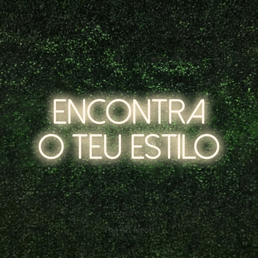 LED neon sign reading “ENCONTRA O TEU ESTILO”, arranged in 2 lines.