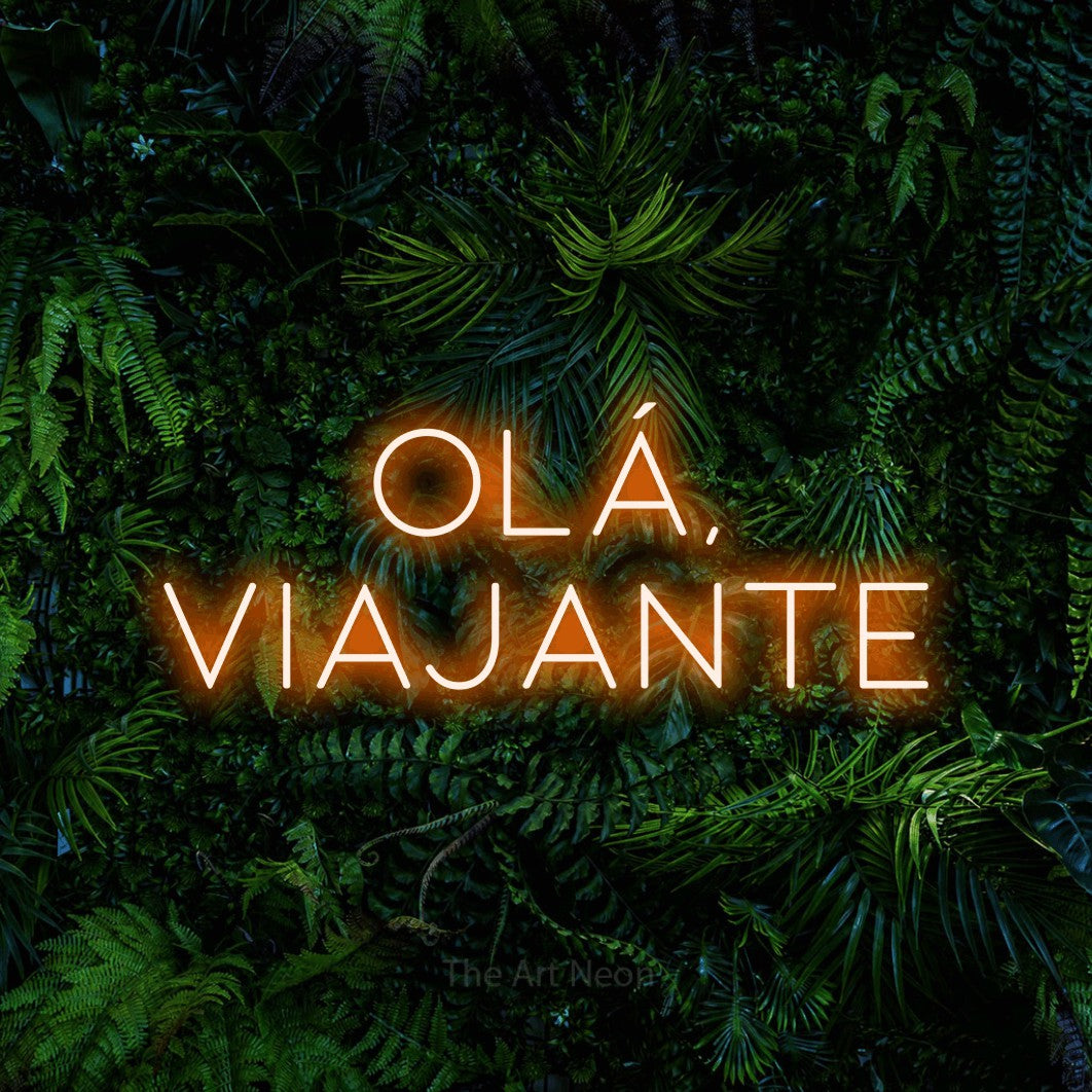 LED neon sign reading “Olá, viajante”, arranged in 2 lines.