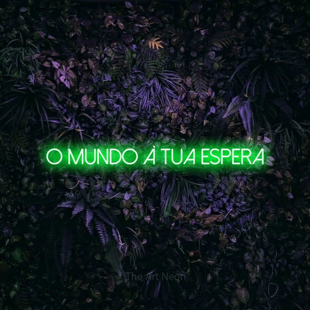 LED neon sign reading “O MUNDO À TUA ESPERA”, arranged in a single line.