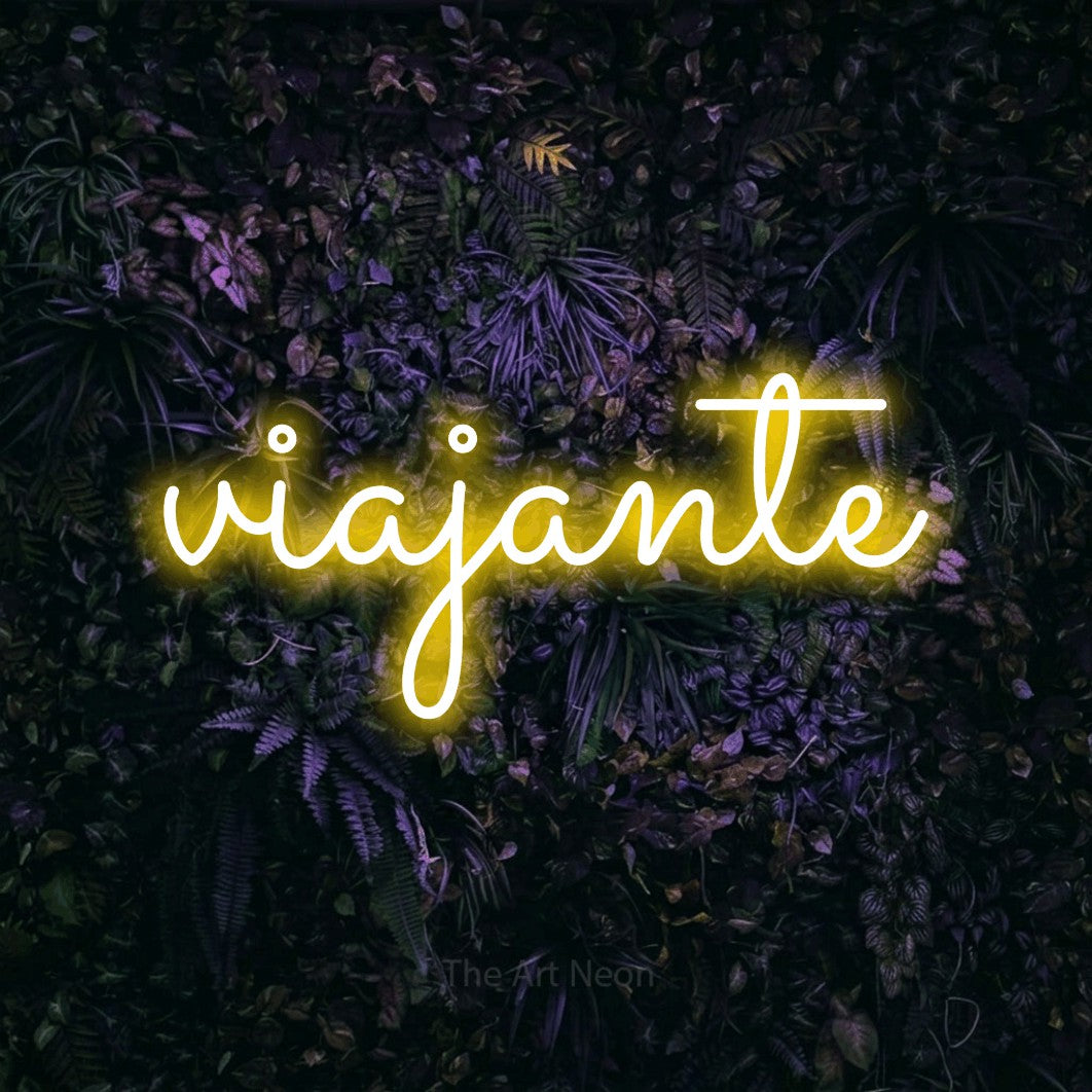 LED neon sign reading “viajante”, arranged in a single line.