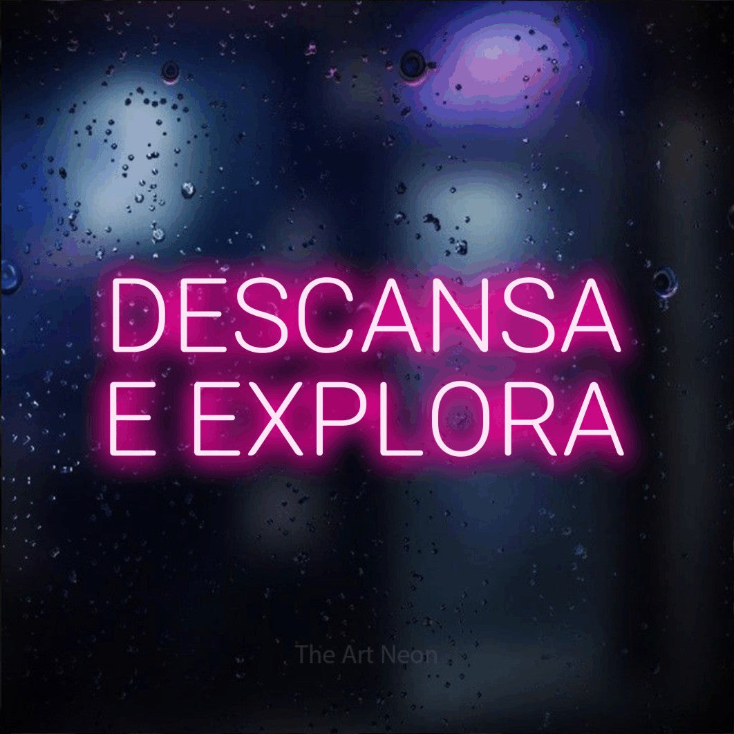LED neon sign reading “DESCANSA E EXPLORA”, arranged in 2 lines.