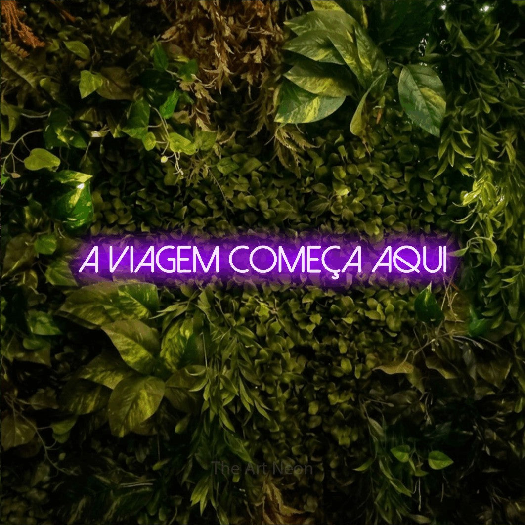 LED neon sign reading “A VIAGEM COMEÇA AQUI”, arranged in a single line.