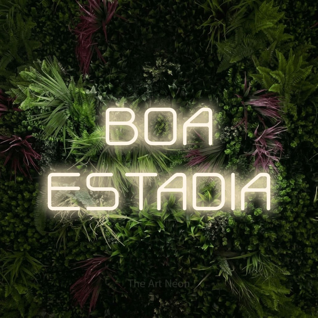 LED neon sign reading “BOA ESTADIA”, arranged in 2 lines.