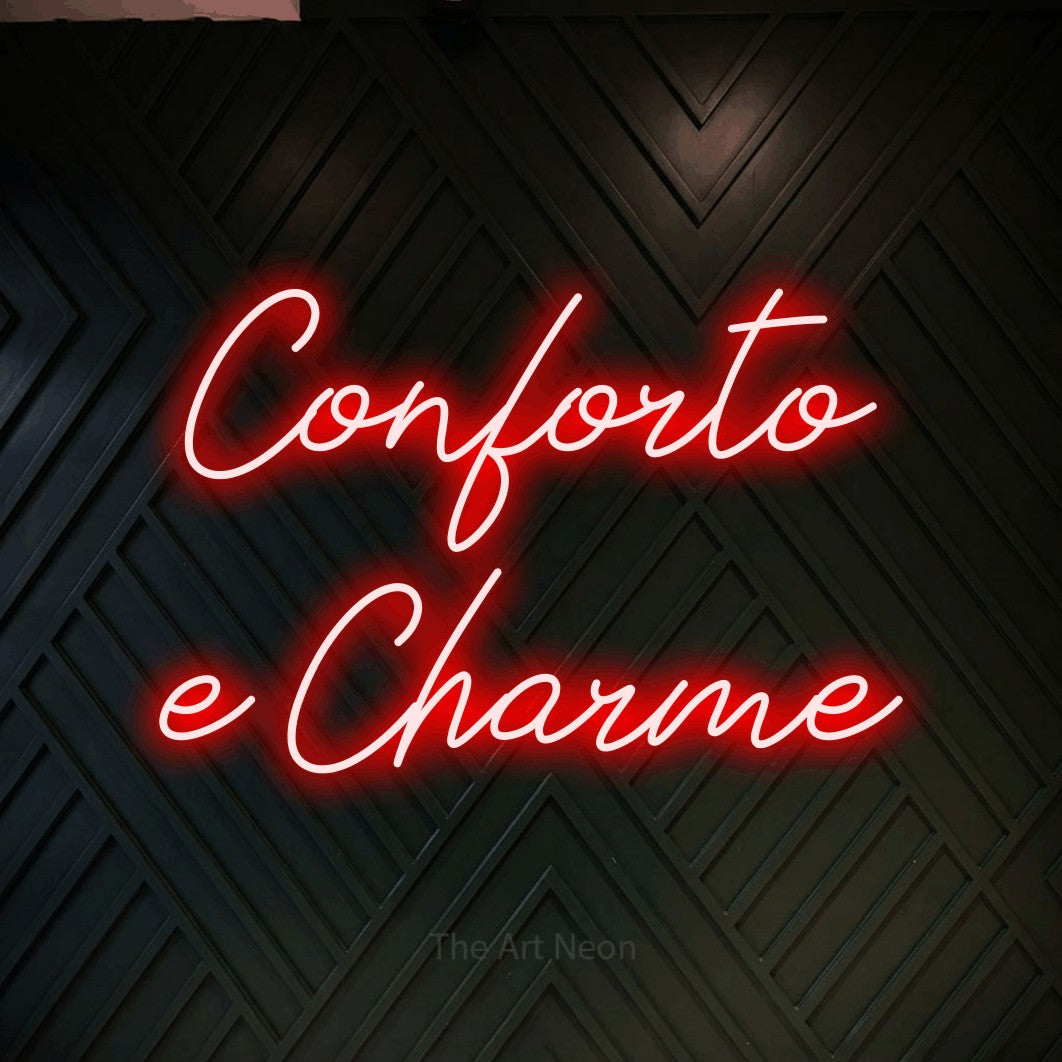 LED neon sign reading “Conforto e Charme”, arranged in 2 lines.