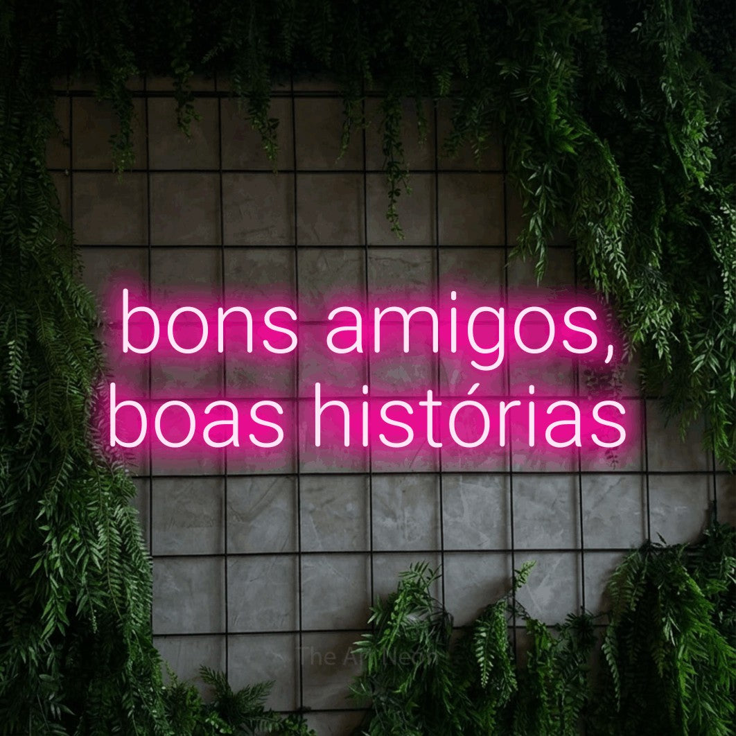 LED neon sign reading “bons amigos, boas histórias”, arranged in 2 lines.
