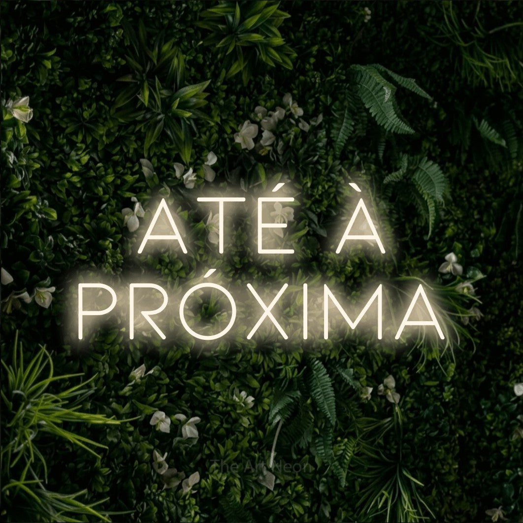 LED neon sign reading “até à PRÓXIMA”, arranged in 2 lines.