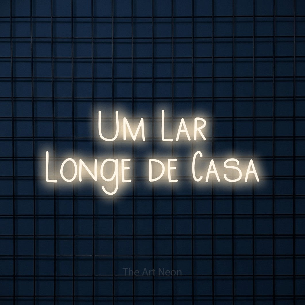 LED neon sign reading “Um Lar Longe de Casa”, arranged in 2 lines.