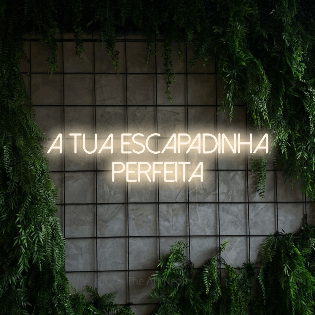 LED neon sign reading “A Tua Escapadinha Perfeita”, arranged in 2 lines.