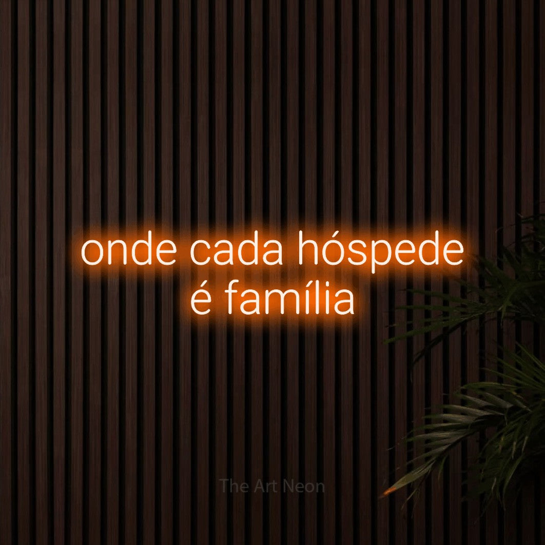 LED neon sign reading “onde cada hóspede é família”, arranged in 2 lines.