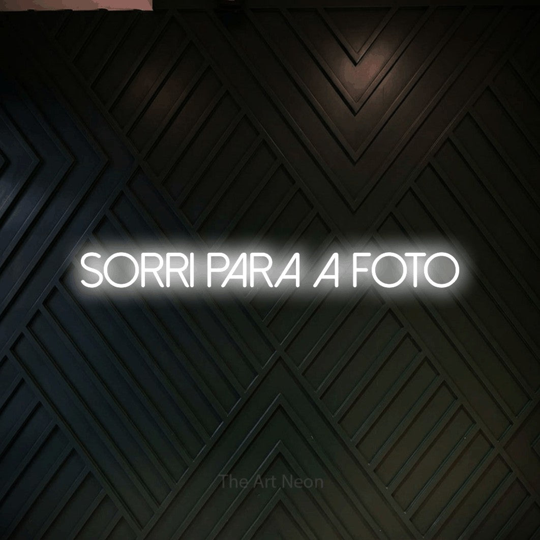 LED neon sign reading “Sorri para a Foto”, arranged in a single line.