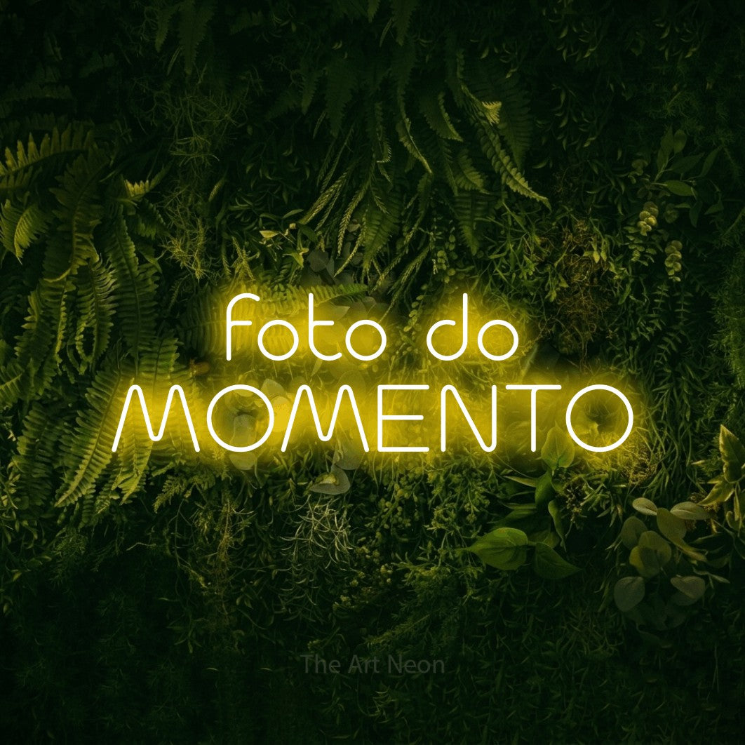 LED neon sign reading “foto do MOMENTO”, arranged in 2 lines.