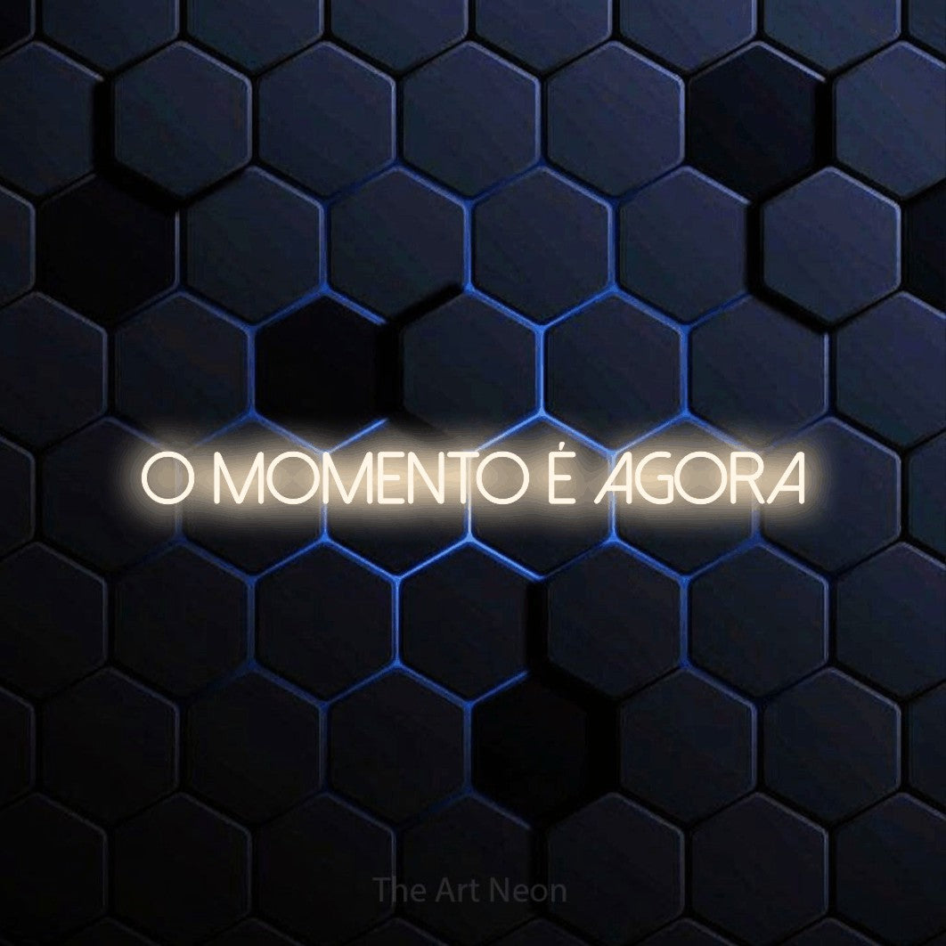 LED neon sign reading “o momento é agora”, arranged in a single line.