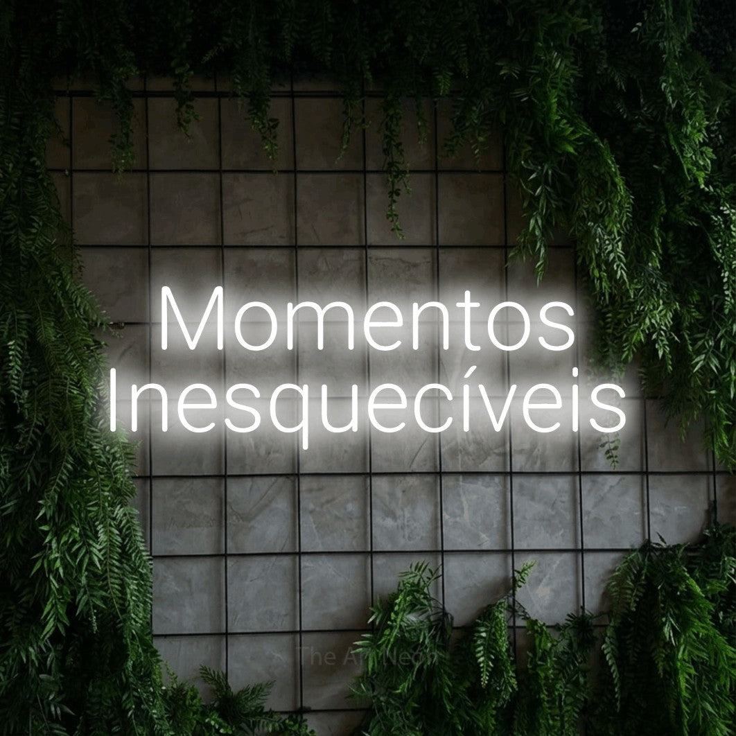 LED neon sign reading “Momentos Inesquecíveis”, arranged in 2 lines.