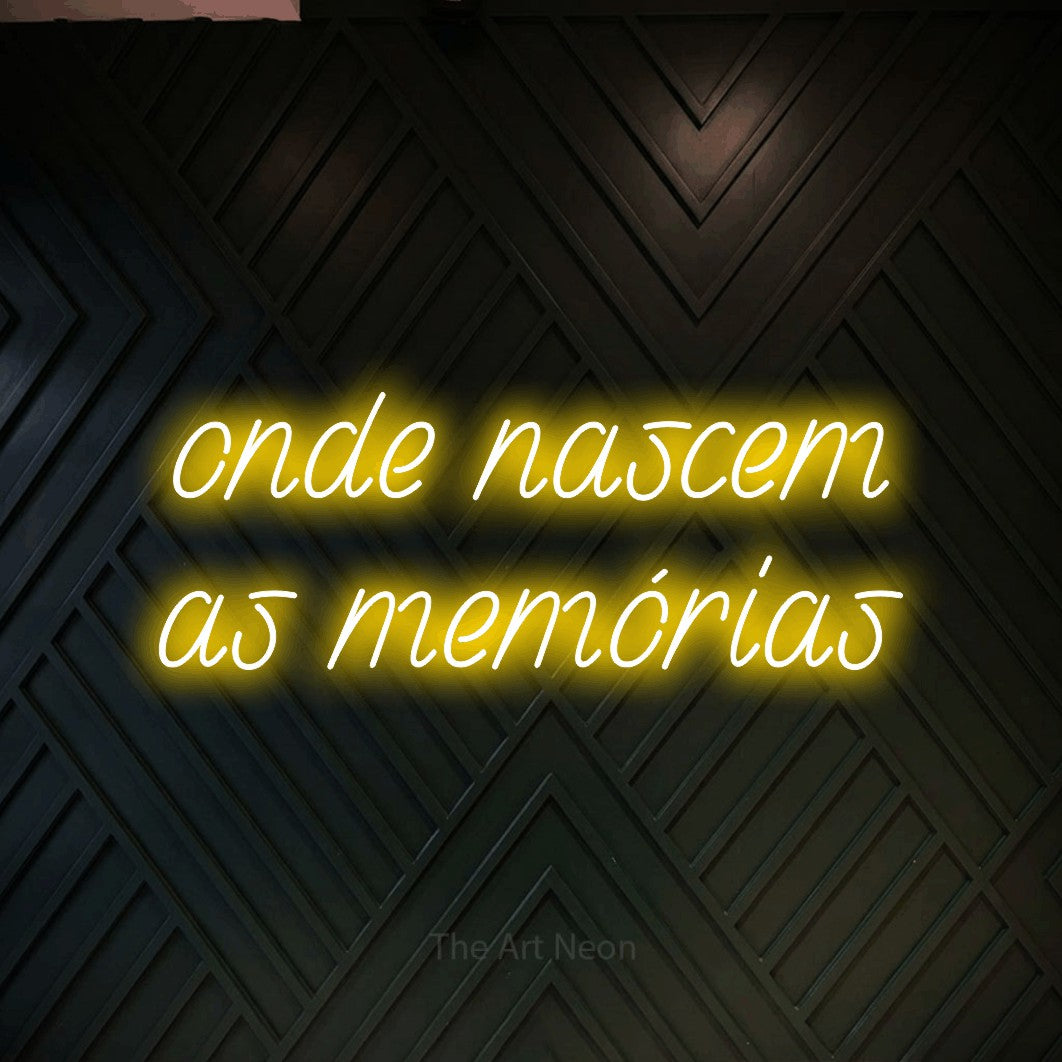 LED neon sign reading “onde nascem as memórias”, arranged in 2 lines.
