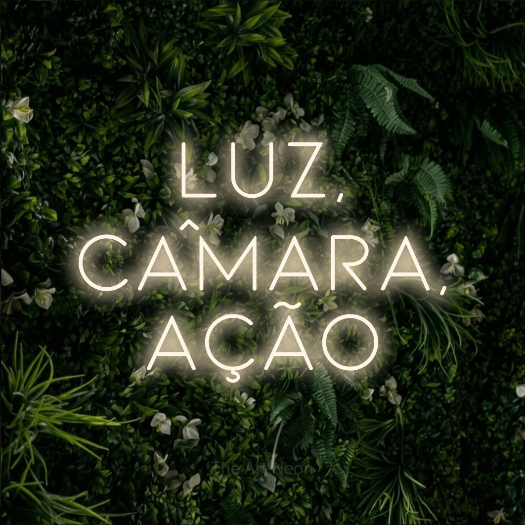 LED neon sign reading “luz, câmara, ação”, arranged in 3 lines.