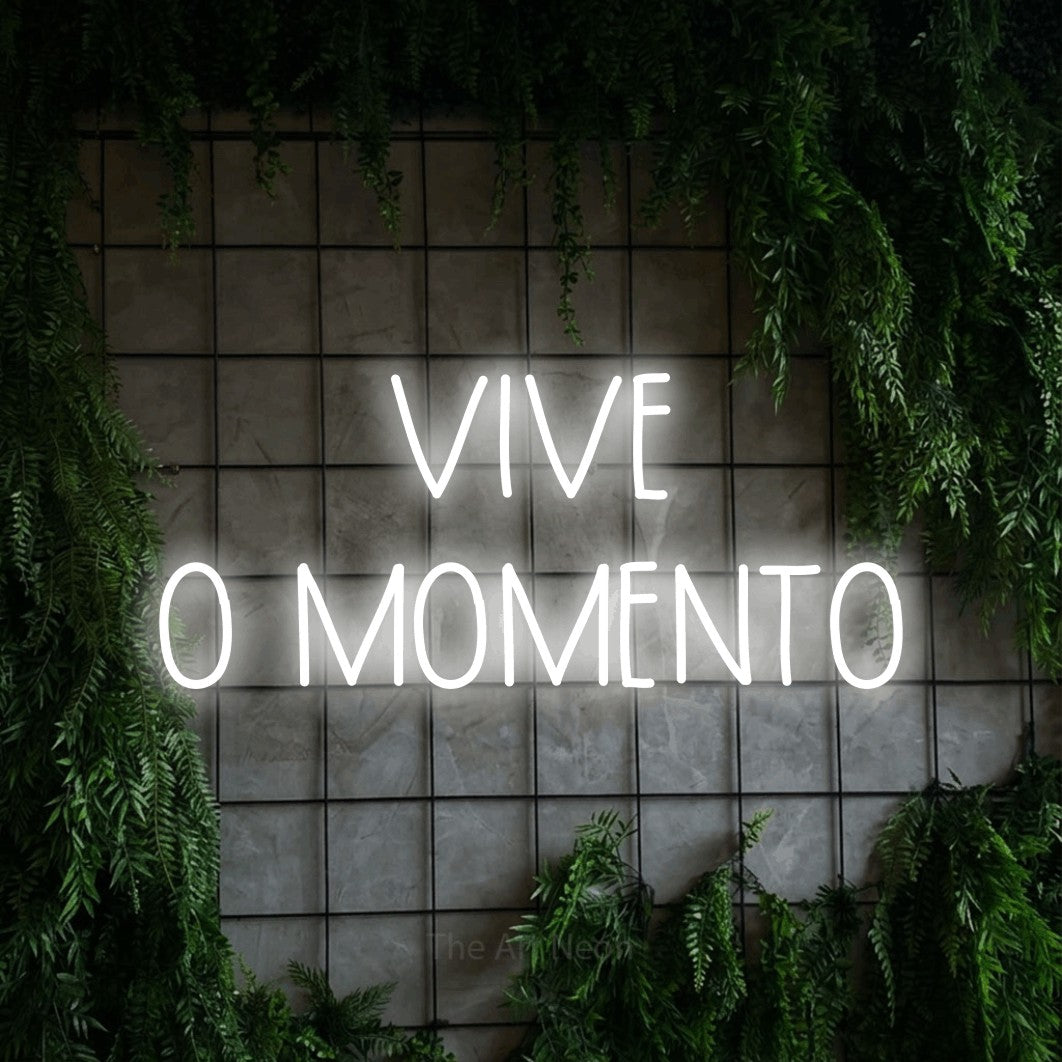 LED neon sign reading “VIVE O MOMENTO”, arranged in 2 lines.