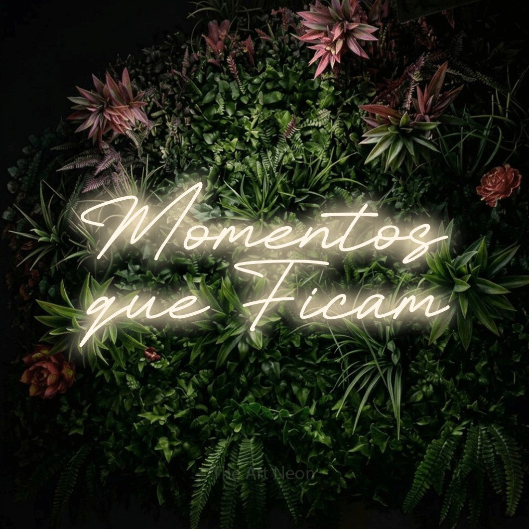 LED neon sign reading “Momentos que Ficam”, arranged in 2 lines.