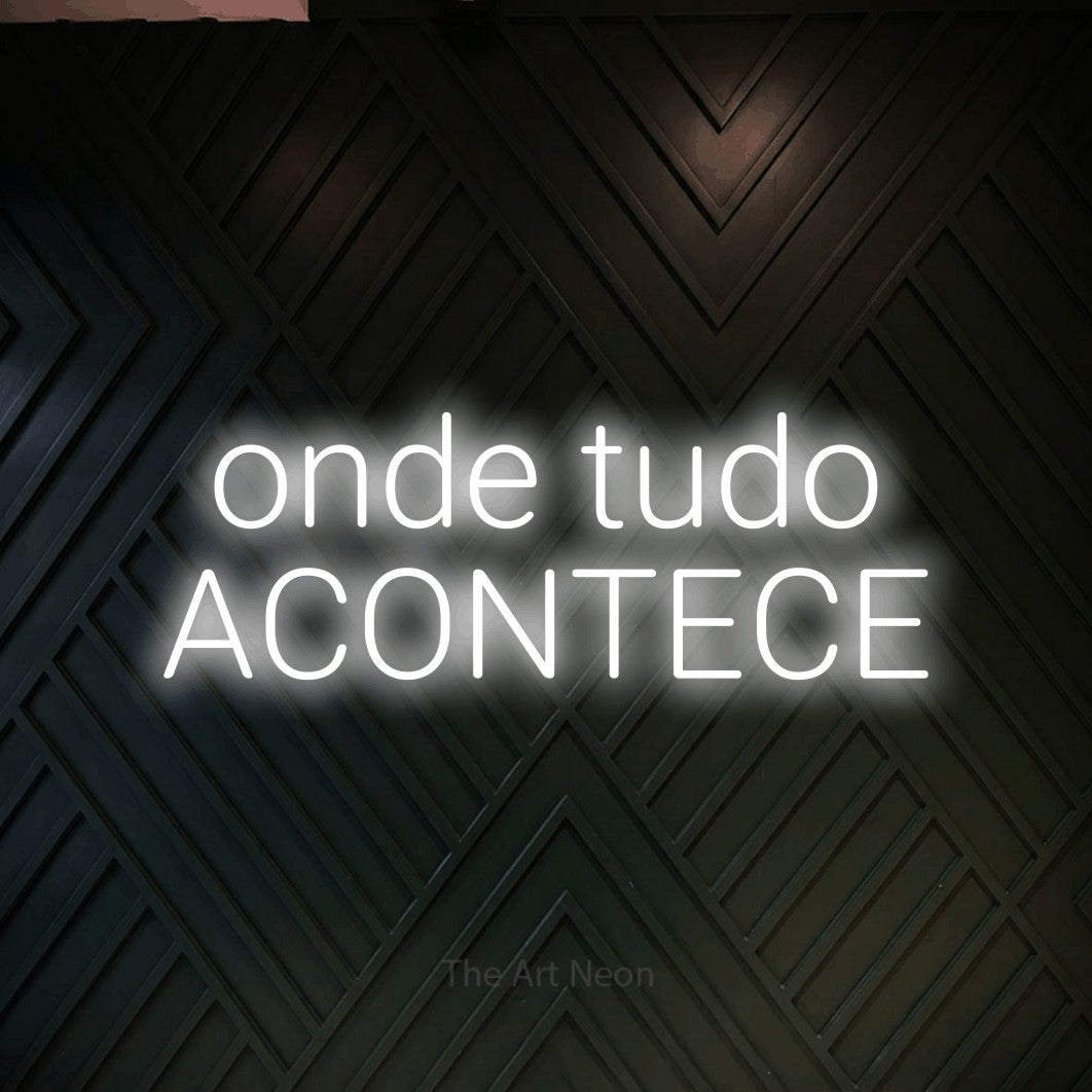 LED neon sign reading “onde tudo ACONTECE”, arranged in 2 lines.