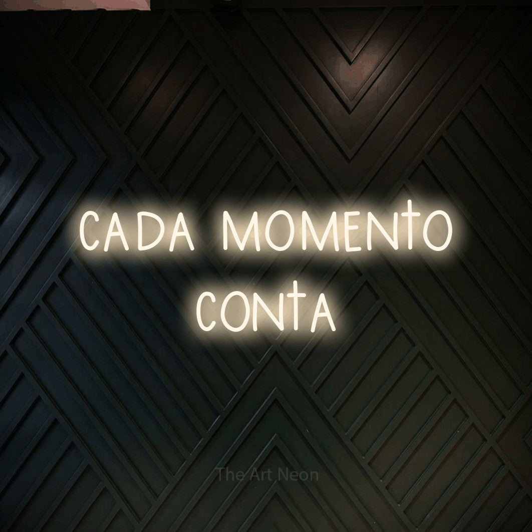 LED neon sign reading “cada momento conta”, arranged in 2 lines.