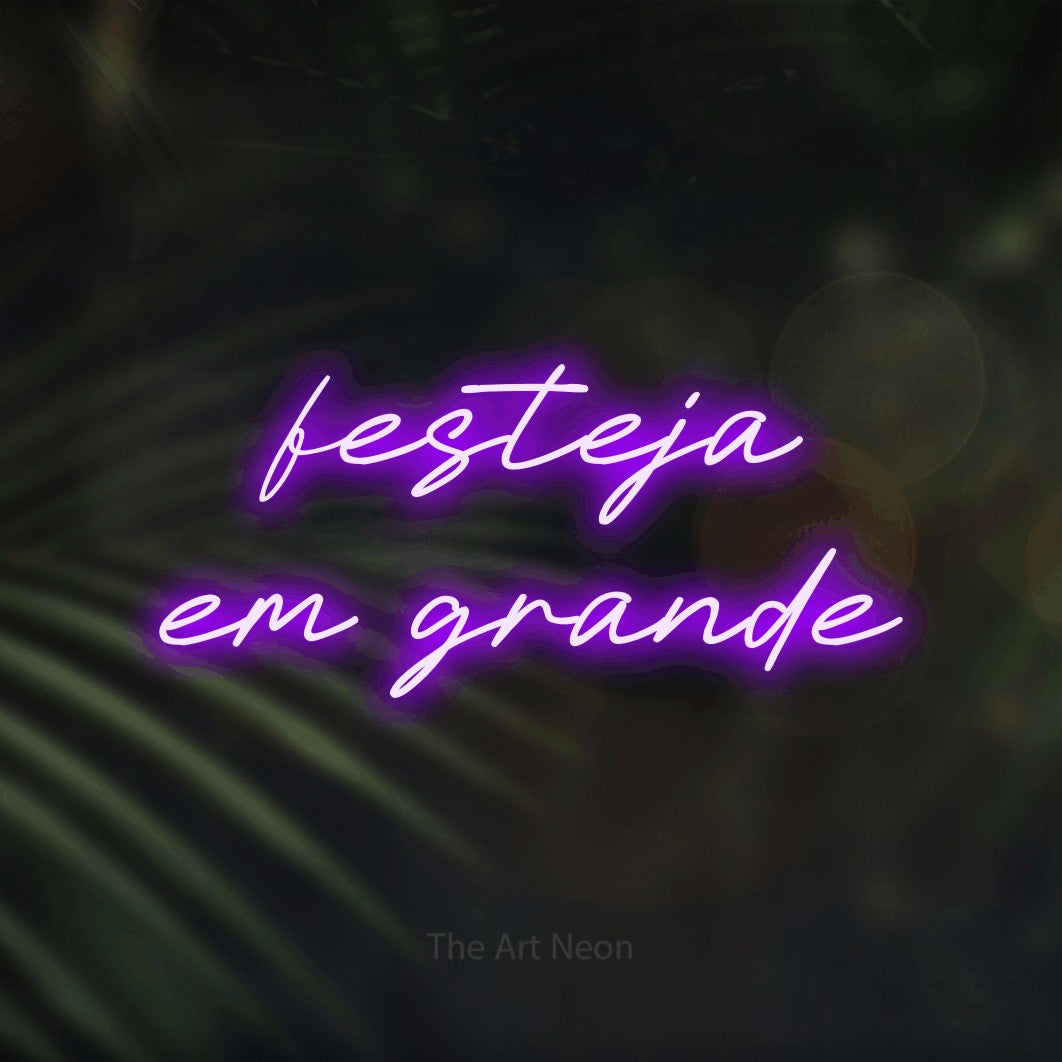 LED neon sign reading “festeja em grande”, arranged in 2 lines.