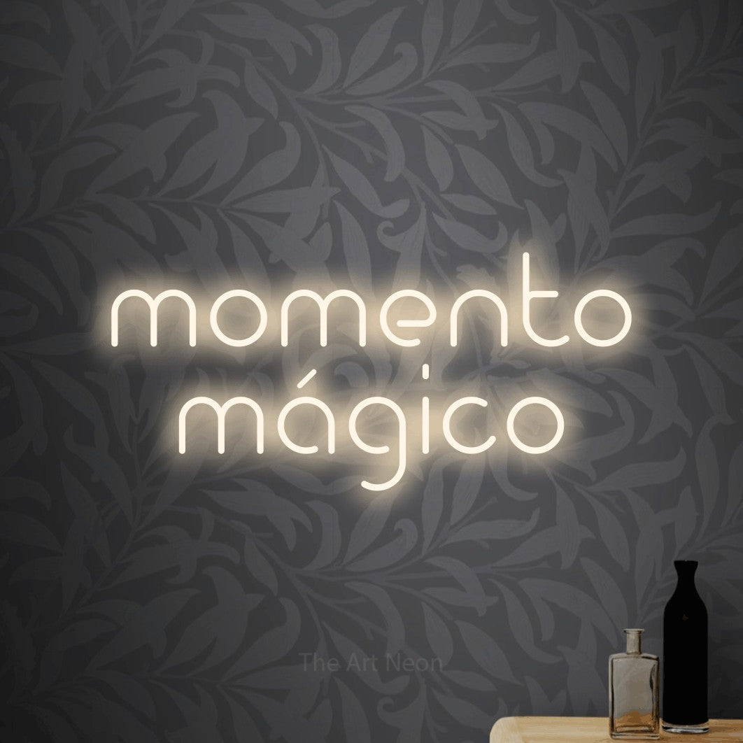 LED neon sign reading “momento mágico”, arranged in 2 lines.