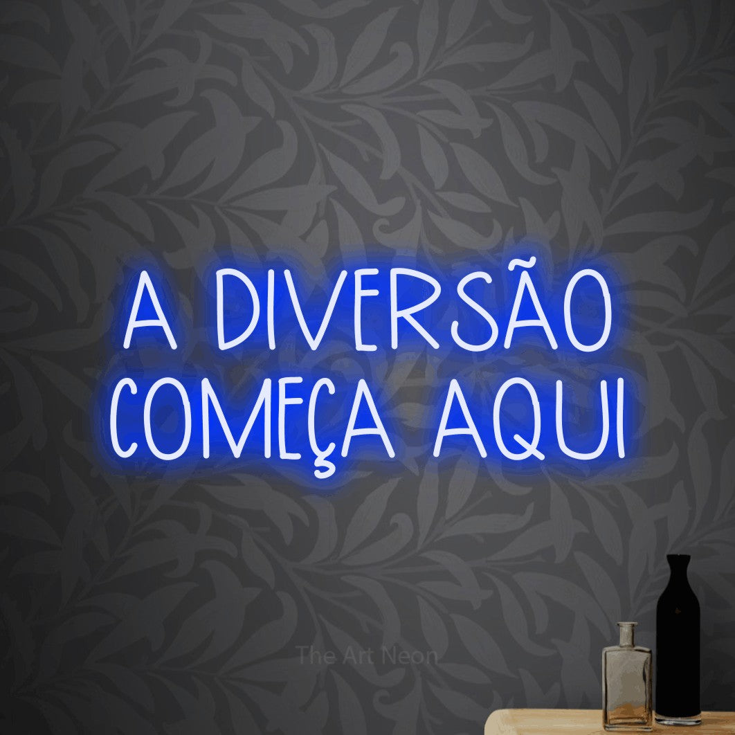 LED neon sign reading “A DIVERSÃO COMEÇA AQUI”, arranged in 2 lines.