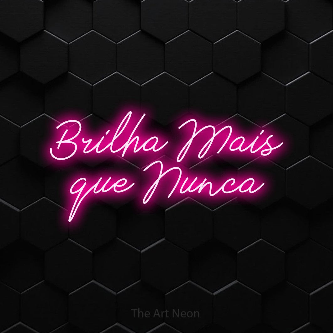 LED neon sign reading “Brilha Mais que Nunca”, arranged in 2 lines.