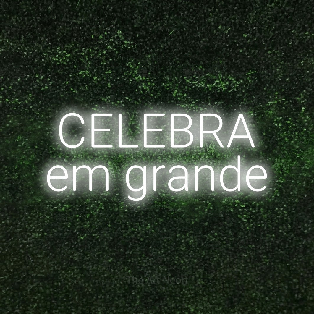 LED neon sign reading “CELEBRA em grande”, arranged in 2 lines.
