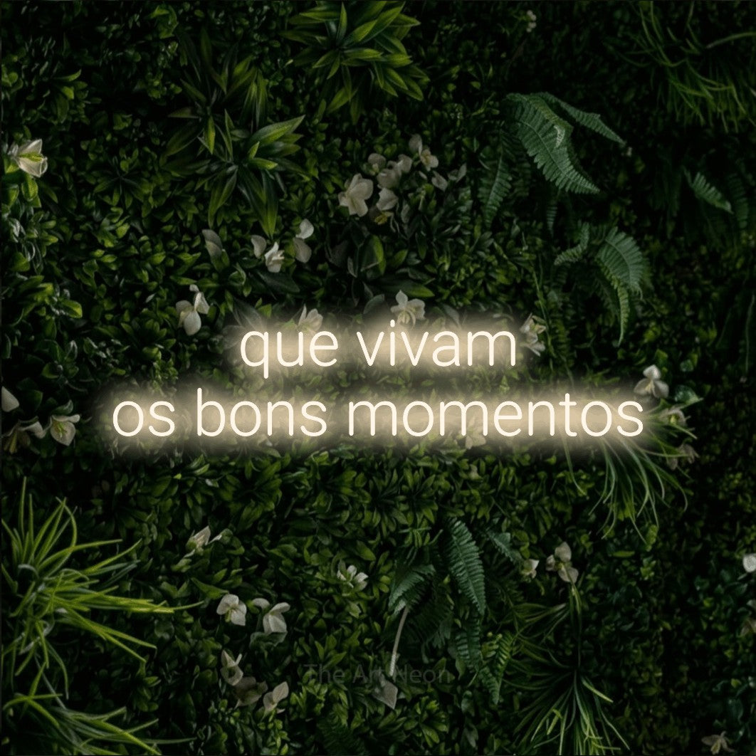 LED neon sign reading “que vivam os bons momentos”, arranged in 2 lines.
