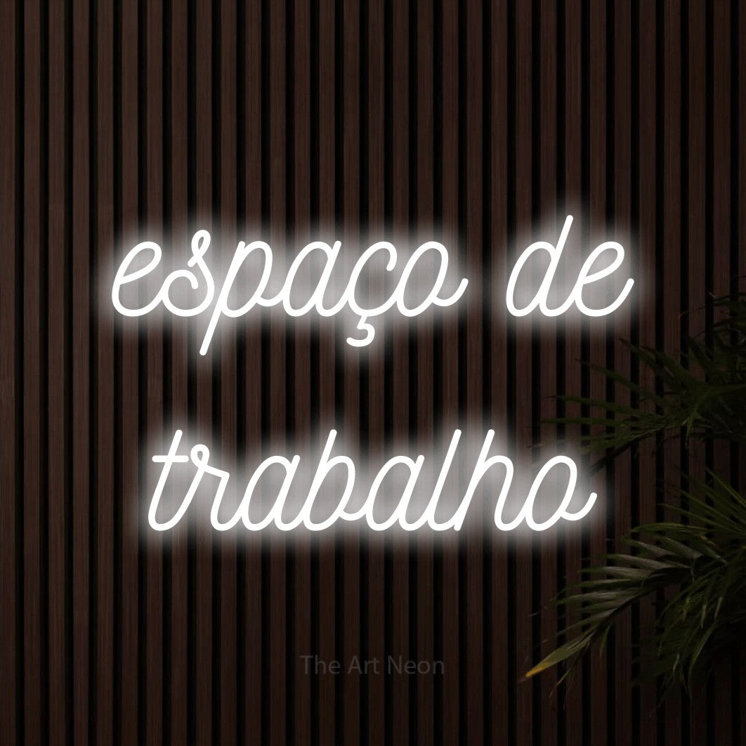 LED neon sign reading “espaço de trabalho”, arranged in 2 lines.