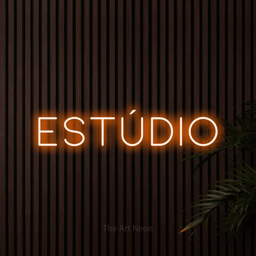 LED neon sign reading “ESTÚDIO”, arranged in a single line.