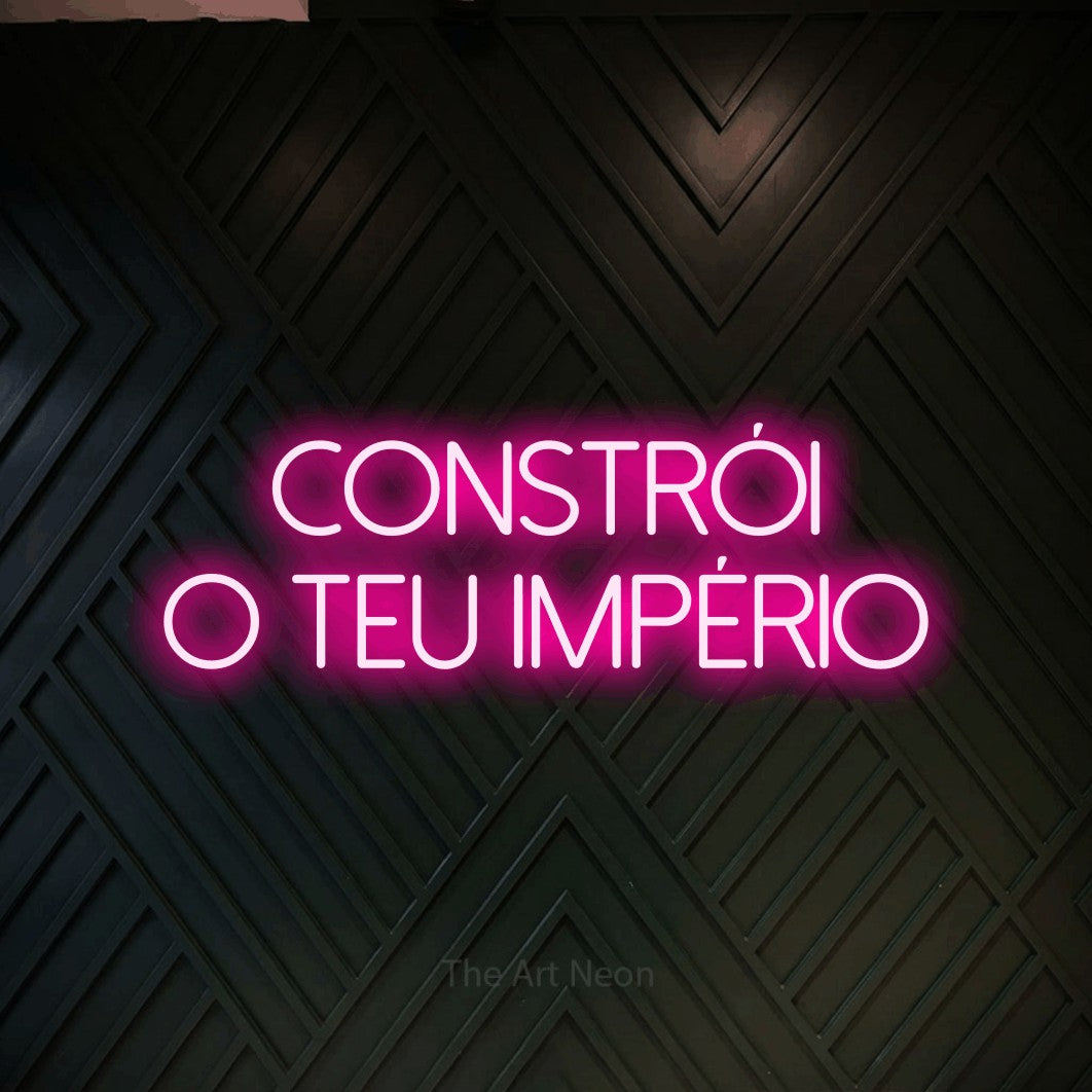 LED neon sign reading “CONSTRÓI O TEU IMPÉRIO”, arranged in 2 lines.