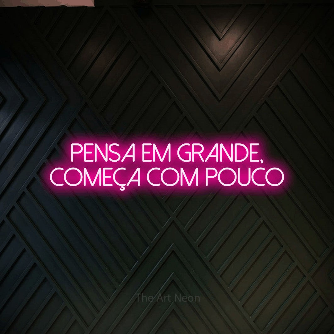 LED neon sign reading “pensa em grande, começa com pouco”, arranged in 2 lines.