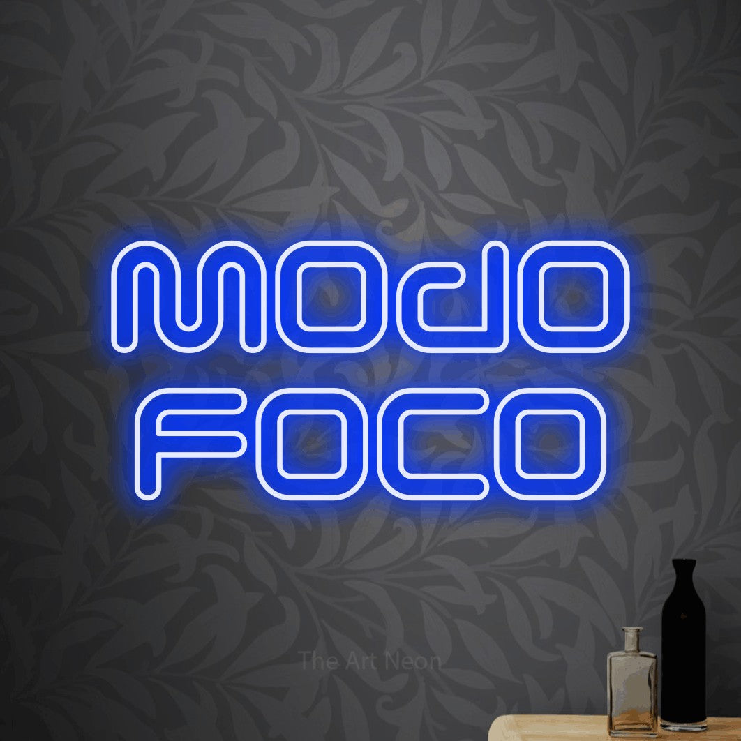 LED neon sign reading “Modo foco”, arranged in 2 lines.