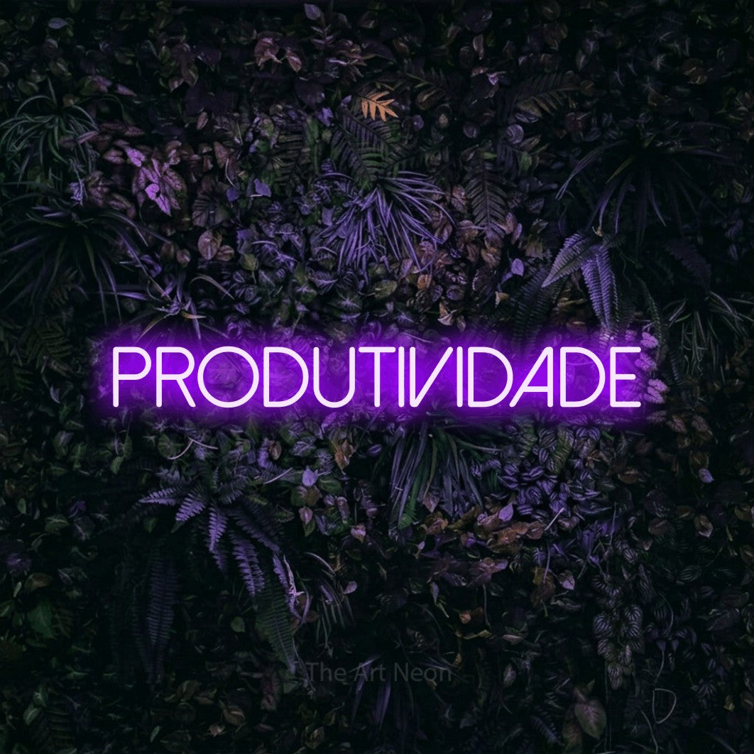 LED neon sign reading “PRODUTIVIDADE”, arranged in a single line.