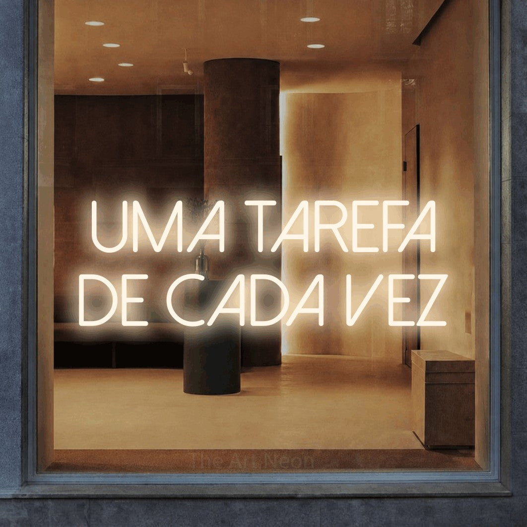 LED neon sign reading “Uma Tarefa de Cada Vez”, arranged in 2 lines.