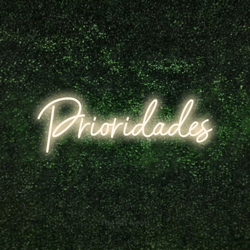 LED neon sign reading “Prioridades”, arranged in a single line.