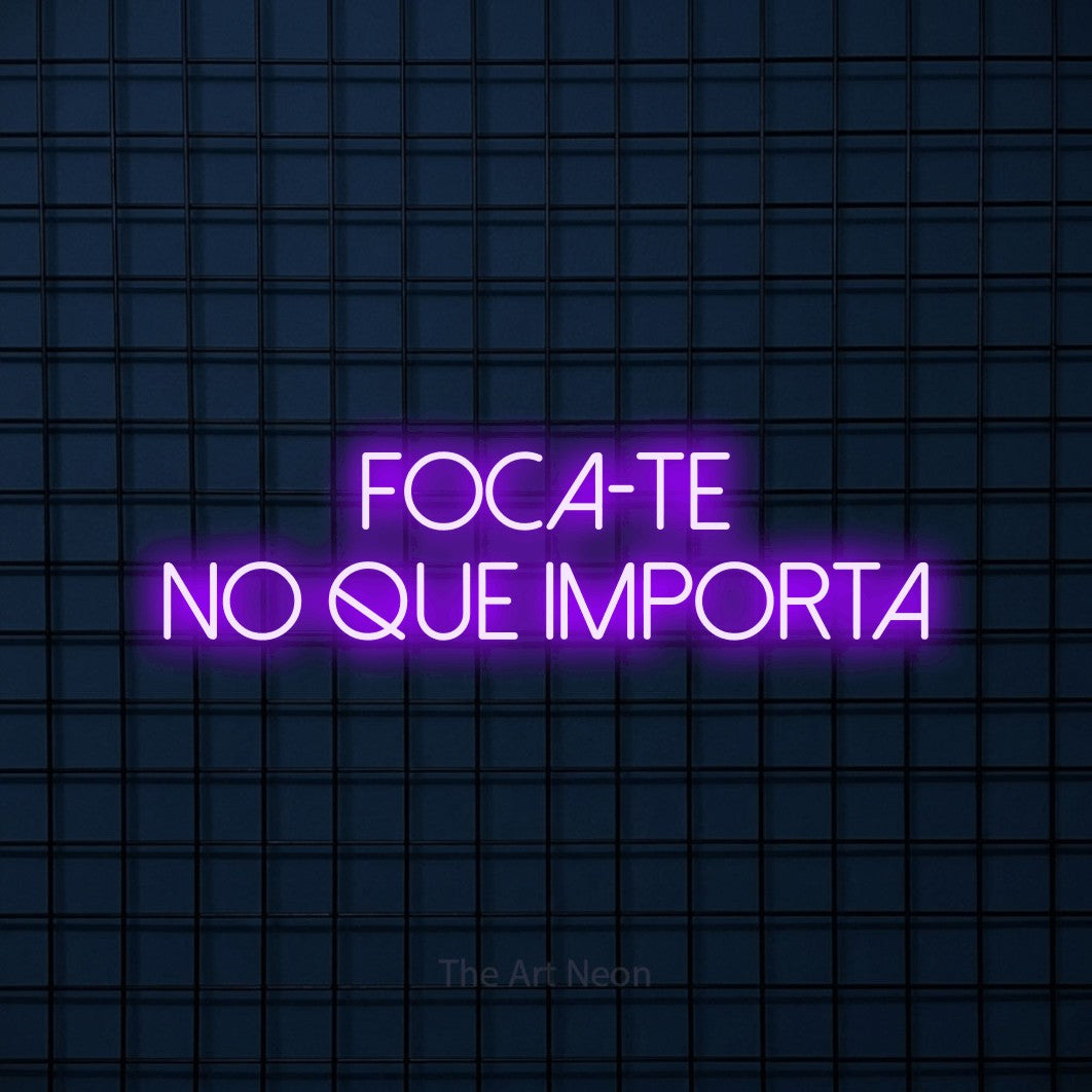 LED neon sign reading “Foca-te no que importa”, arranged in 2 lines.