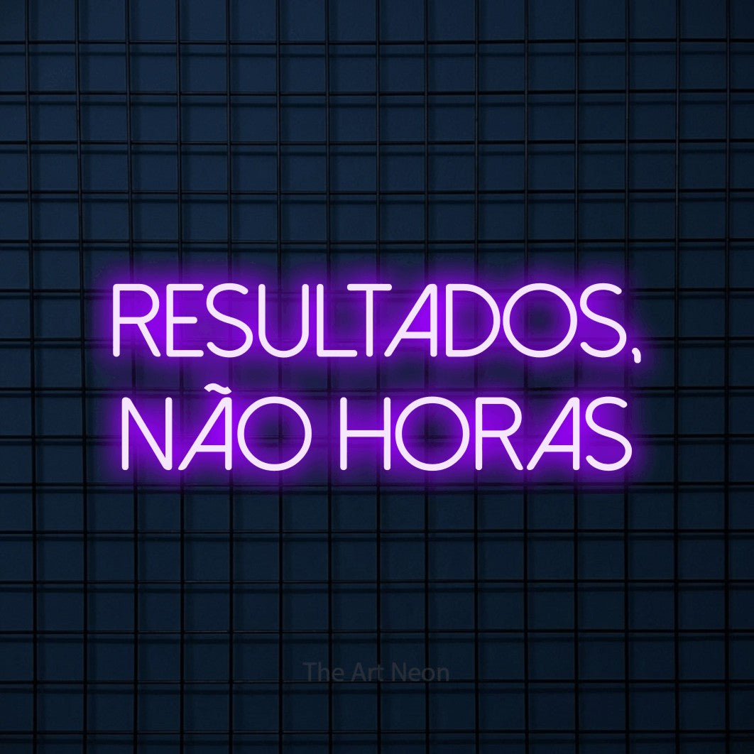 LED neon sign reading “RESULTADOS, NÃO HORAS”, arranged in 2 lines.
