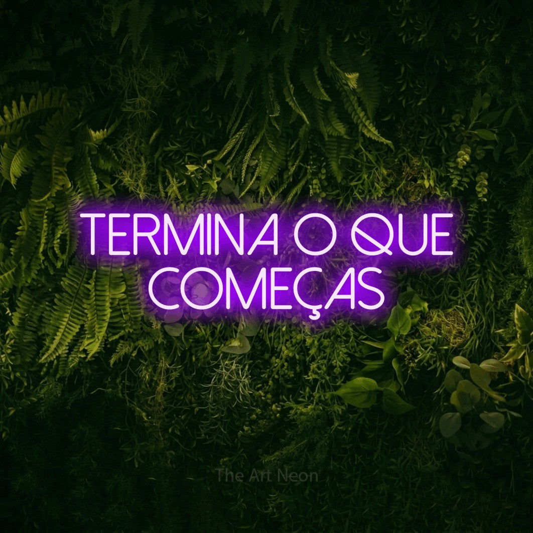 LED neon sign reading “termina o que começas”, arranged in 2 lines.