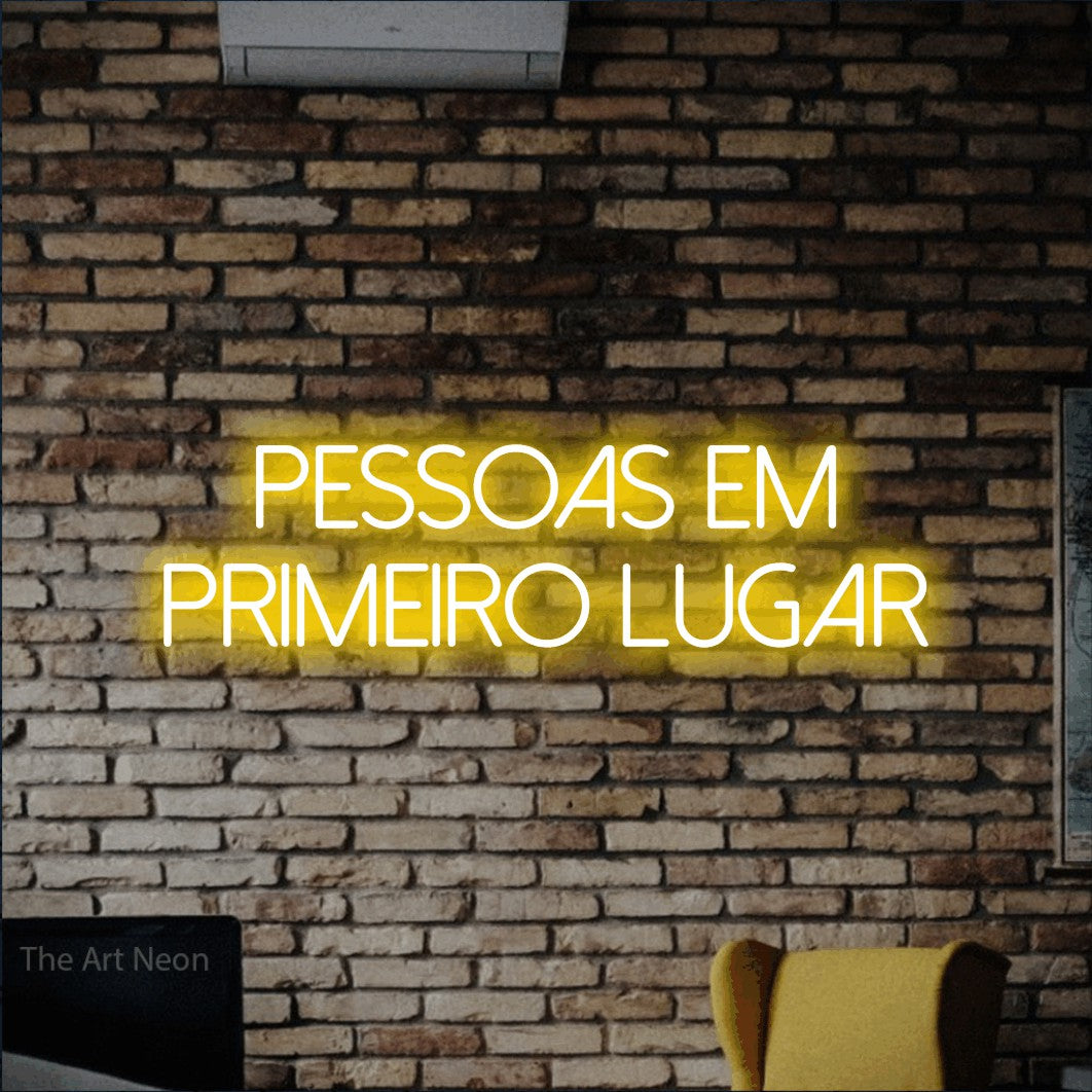 LED neon sign reading “Pessoas em primeiro lugar”, arranged in 2 lines.