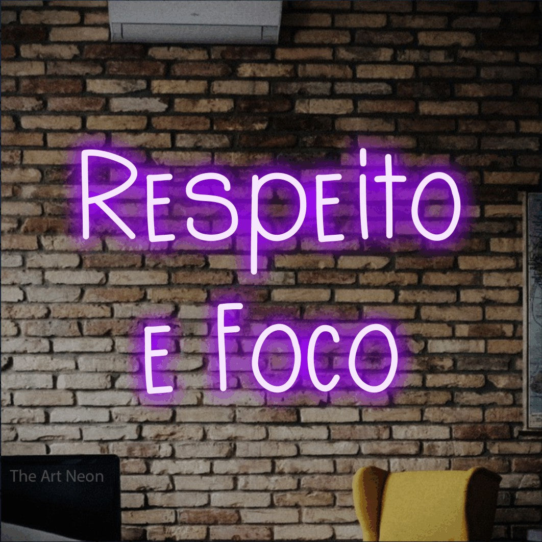 LED neon sign reading “Respeito e Foco”, arranged in 2 lines.