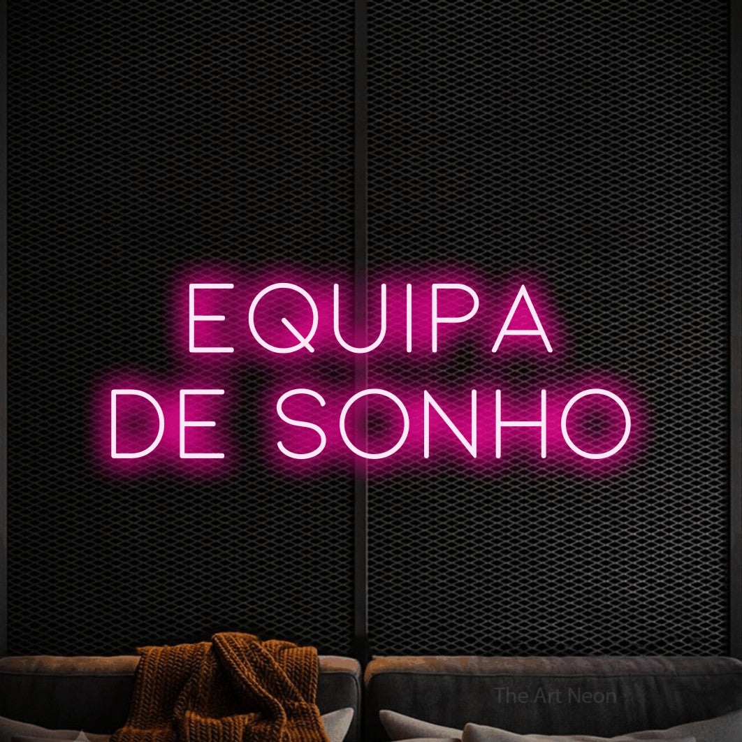 LED neon sign reading “EQUIPA DE SONHO”, arranged in 2 lines.