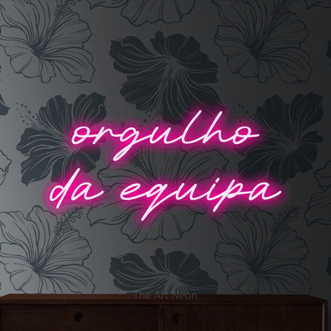 LED neon sign reading “orgulho da equipa”, arranged in 2 lines.