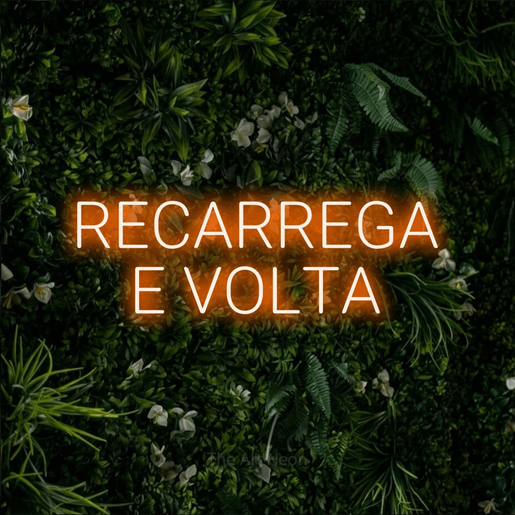 LED neon sign reading “RECARREGA E VOLTA”, arranged in 2 lines.