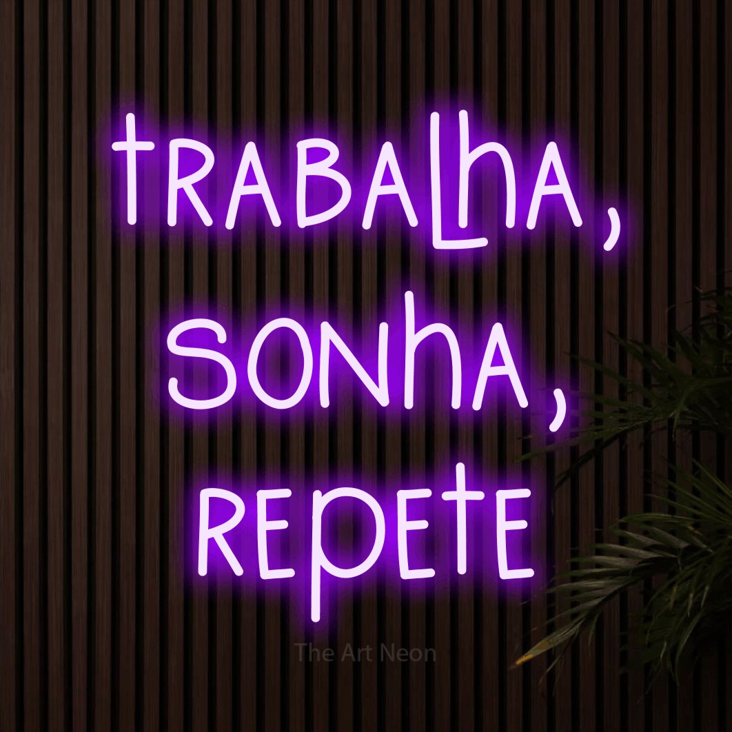 LED neon sign reading “trabalha, sonha, repete”, arranged in 3 lines.