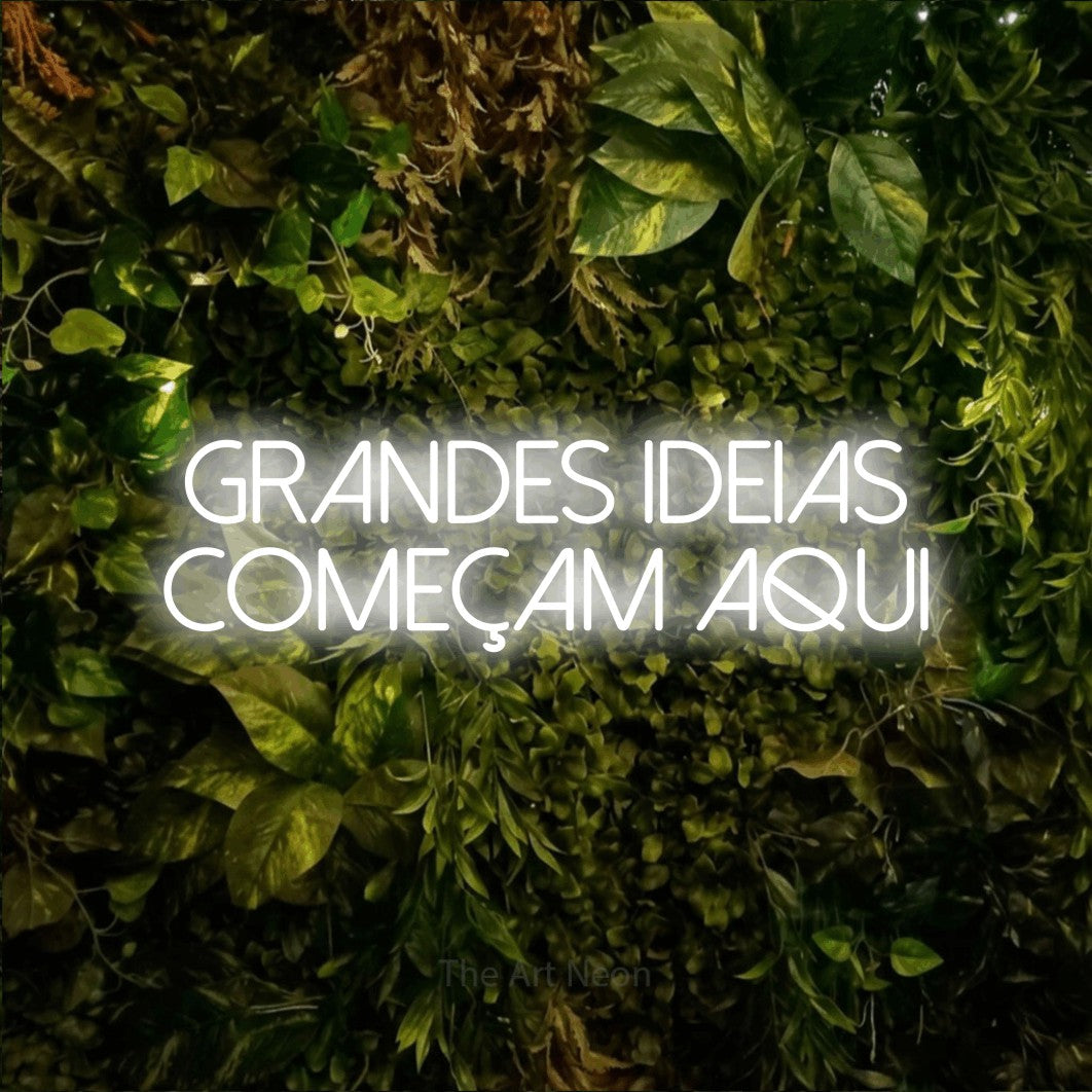 LED neon sign reading “Grandes Ideias Começam Aqui”, arranged in 2 lines.